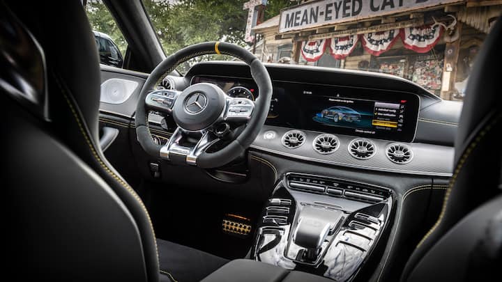 Mercedes-AMG GT 63 S 4MATIC+ 4-TuÌrer CoupeÌ, designo graphitgrau magno; Leder Exklusiv Nappa/Mikrofaser schwarz/gelbe ZiernaÌhte; Kraftstoffverbrauch kombiniert: 11,2 l/100 km; CO2-Emissionen kombiniert: 256 g/km //Mercedes-AMG GT 63 S 4MATIC+ 4-Door Coupe, designo hyacinth red metallic; AMG nappa leather - black/red topstitching; Fuel consumption combined: 11.2 l/100 km; CO2 emissions combined: 256 g/km 