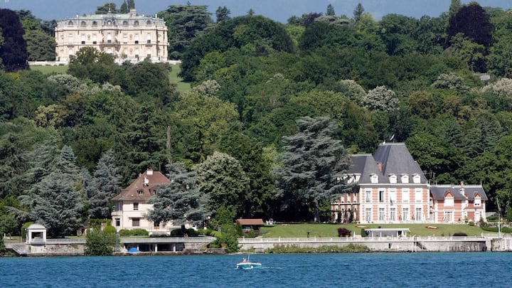 BBPYR8 BOAT ON LAKE GENEVA IN FRONT OF THE CHATEAU DE ROTHSCHILD IN PREGNY, CANTON OF GENEVA, SWITZERLAND