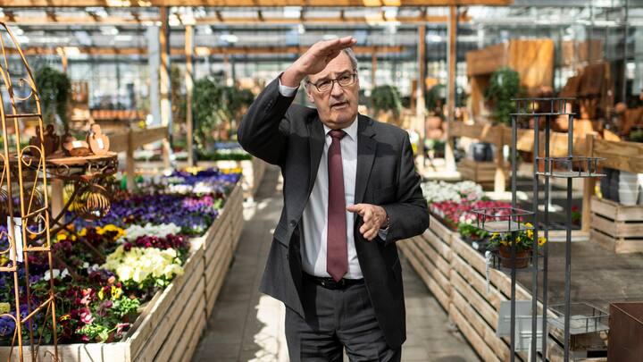Bundesrat Guy Parmelin besucht das Gartencenter Wyss GartenHaus, am Freitag, 3. April 2020 in Ostermundigen. 