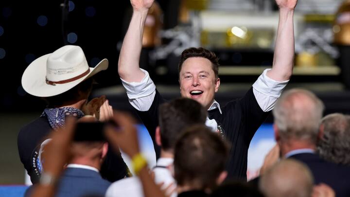 FILE PHOTO: SpaceX CEO Elon Musk celebrates with his brother Kimbal Musk (in hat) after the launch of a SpaceX Falcon 9 rocket and Crew Dragon spacecraft on NASA's SpaceX Demo-2 mission to the International Space Station from NASA's Kennedy Space Center in Cape Canaveral, Florida, U.S. May 30, 2020. REUTERS/Steve Nesius/File Photo