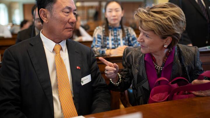 Geng Wengbing, Botschafter der Volksrepublik China, spricht mit Seco-Direktorin Marie Gabrielle Ineichen-Fleisch, anlaesslich einer Tagung ueber eine Evaluierung des Freihandesabkommens zwischen der Schweiz und China, am Mittwoch, 26. September 2018, in St. Gallen. Das Abkommen besteht seit 2014. Die Uni St. Gallen hat nun mit zwei chinesischen Hochschulen eine Untersuchung des Abkommens vorgenommen. (KEYSTONE/Gian Ehrenzeller)