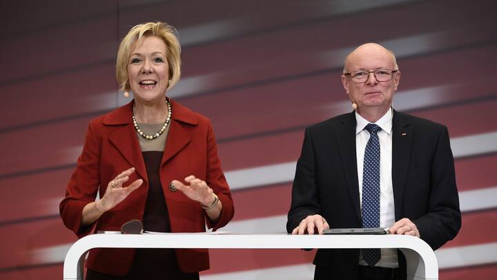 Monika Ribar, Verwaltungsratspraesidentin SBB, links, stellt an einer Medienkonferenz den neuen CEO der SBB, Vincent Ducrot, rechts, vor, am Dienstag, 10. Dezember 2019 in Bern. (KEYSTONE/Anthony Anex).Monika Ribar,Vincent Ducrot