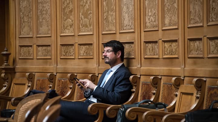 Bern, Bundeshaus, 30.11.2017 -- Yannick Buttet heute Mittag im Nationalratssaal.Foto: Karl-Heinz Hug