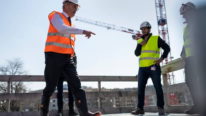 Bundesrat Guy Parmelin besucht die Baustelle des Bärenhochhauses mit Projektleiter Daniel Blaser, am Freitag, 3. April 2020 in Ostermundigen.