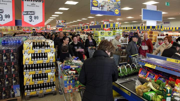Als Aldi und Lidl in die Schweiz kamen, wirkten ihre Filialen noch nüchtern und kühl, fern des heutigen Ladenambientes.