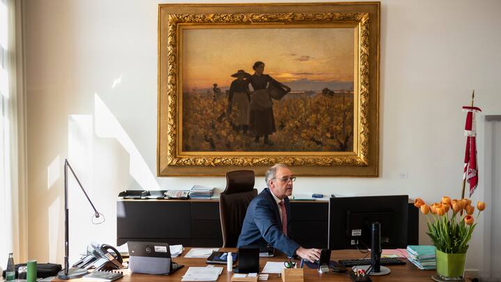 Bundesrat Guy Parmelin an seinem Arbeitsort im Bundeshaus West, am Donnerstag, 2. April 2020 in Bern. 