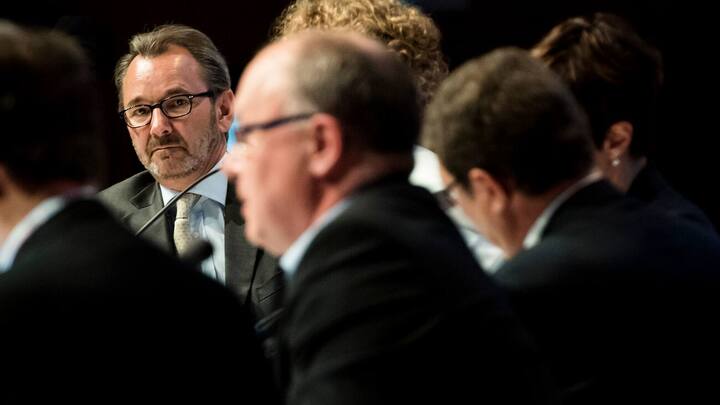 Raymond Loretan, gauche, president du groupe de cliniques Swiss Medical Network, et Pierre-Yves Maillard, centre, Conseiller d'Etat vaudois, parlent pendant un debat lors de la 13eme edition du Forum des 100, organise jadis par l'Hebdo et maintenant par Le Temps sur le theme "La sante dans tous ses etats" ce jeudi 11 mai 2017 sur le site de l'Universite, UNIL, a Lausanne. (KEYSTONE/Jean-Christophe Bott)