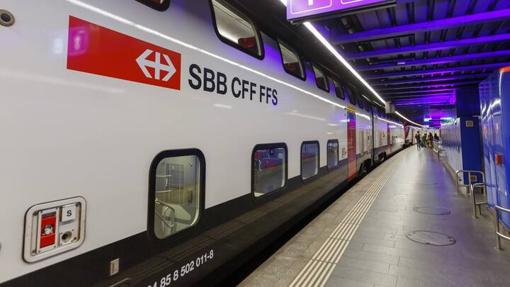 Zürich, Schweiz - 22. Juli 2020: InterCity Doppelstock Zug im Bahnhof Flughafen Zürich (ZRH) in der Schweiz. (KEYSTONE/CHROMORANGE/Markus Mainka)
