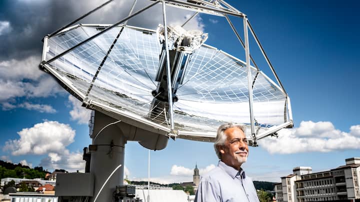Nachhaltige Energien, Aldo Steinfeld ETH Professor, auf Dach der ETH, vor Reaktor