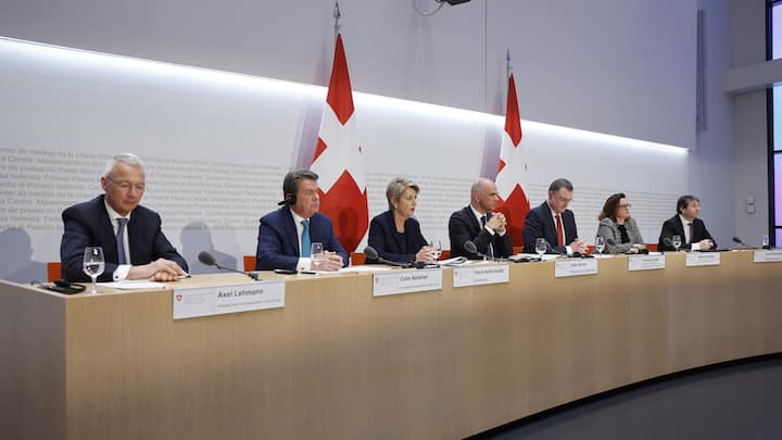 Axel Lehmann, Colm Kelleher, Karin Keller-Sutter, Alain Berset, Thomas J. Jordan, Marlene Amstad und Andre Simonazzi, von links, an einer Pressekonferenz am Sonntag, 19. März 2023 in Bern.