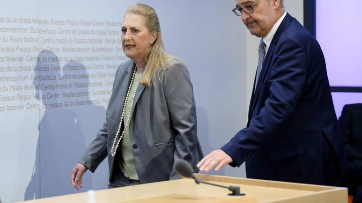 Bundesrat Guy Parmelin, rechts, und Helene Budliger Artieda, designierter Staatssekretaerin des Staatssekretariats fuer Wirtschaft (SECO), links, kommen zur einer Medienkonferenz ueber die Ernennung der neuen Staatssekretaerin des Staatssekretariats fuer Wirtschaft (SECO), am Mittwoch, 4. Mai 2022, im Medienzentrum Bundeshaus in Bern. (KEYSTONE/Anthony Anex)