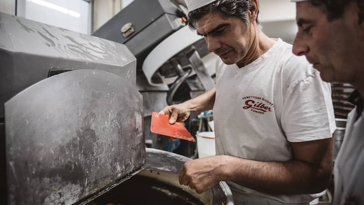Panettone wird in Maschine gerührt.