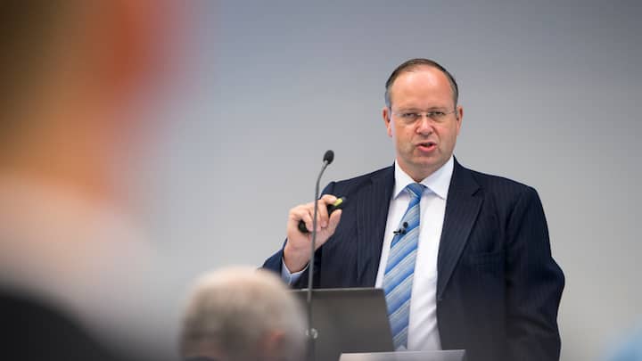Rudolf Hadorn, Mitte, CEO des Spezialkunststoff-Herstellers Gurit, spricht anlaesslich einer Medienkonferenz zum Halbjahresergebnis im SIX Convention Point am Montag, 24. August 2015, in Zuerich. Gurit, ein fuehrender Hersteller von Hochleistungsverbundwerkstoffen, hat ihren Betriebsgewinn von Januar bis Juni auf 15,8 Millionen Franken verdoppelt, wie das Unternehmen am Montag mitteilte. Auch die Betriebsgewinnmarge verdoppelte sich beinahe auf 8,9 Prozent.