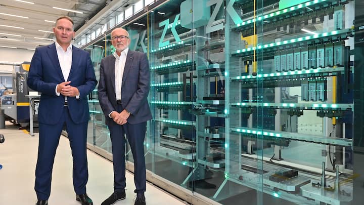 Firmengründer Willy Michel (r.) hat seinem Sohn ­Simon vor bald zehn Jahren die Leitung von Ypsomed anvertraut und dies bis heute nicht bereut.