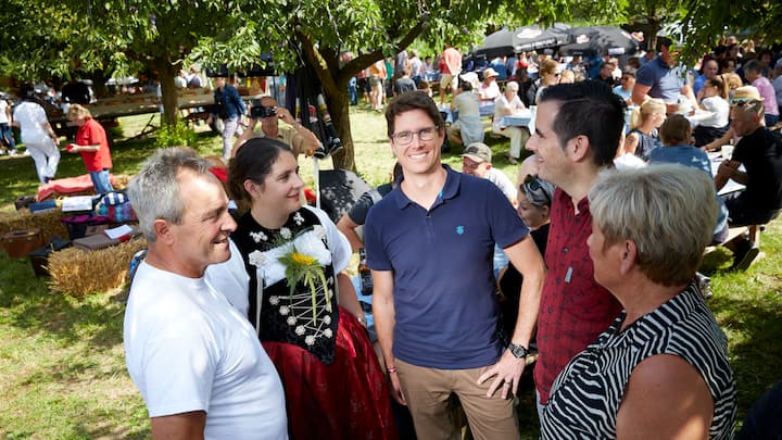 Schuepfen 1.8.2019 - Lars Guggisberg inmitten von Anhaengern, anlaesslich eines 1. August Bauernzmorge auf einem Hof in Schuepberg. © Annette Boutellier