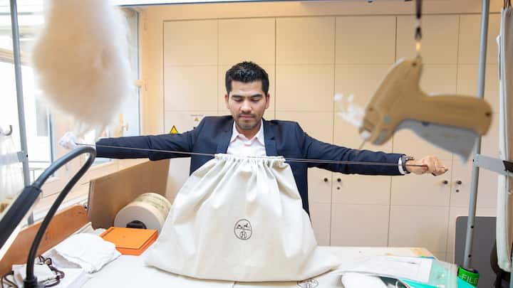 Chez HermÃ¨s dans les ateliers du centre de Paris, au cinquiÃ¨me Ã©tage, atelier des "commandes spÃ©ciales".