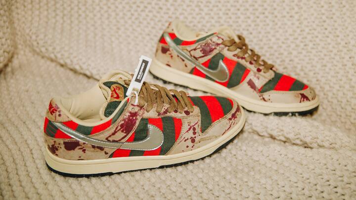 Die rotgrün gestreiften Nikes wurden der Horrorfilmfigur Freddy Krueger nachempfunden und werden für 50 000 Franken gehandelt.
