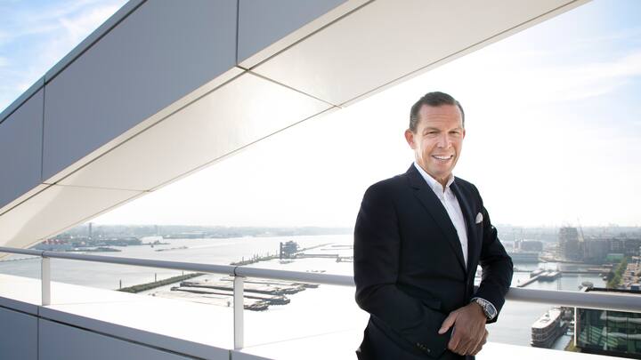 Portrait Daniel Grieder, CEO Tommy Hilfiger, Daniel Grieder auf der Terasse des obersten Stocks bei Tommy Hilfiger Amsterdam, Amsterdam, Niederlande