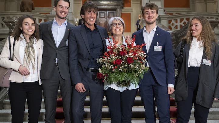 Die neu gewaehlte Bundesraetin Elisabeth Baume-Schneider SP-JU, steht bereit fuers Familienfoto, mit Noemie Aubry, Sohn Luc, Ehemann Pierre-Andre, Sohn Theo und Vanessa Giadini, von links, nach der Ersatzwahl in den Bundesrat durch die Vereinigte Bundesversammlung, am Mittwoch, 7. Dezember 2022 im Bundeshaus in Bern. (KEYSTONE/Marcel Bieri)