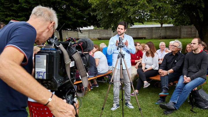 Tennwil 17.8.2019 - Cedric Wermuth, Nationalrat SP AG,mit seinem Wahlkampfteam im Arbeiterstrandbad TennwilGenf. Â© Annette Boutellier
