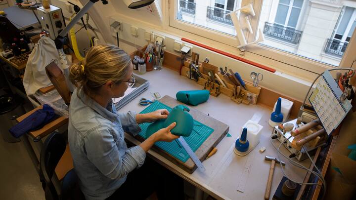 Chez Hermesdans les ateliers du centre de Paris, atelier des "commandes spÃ©ciales".