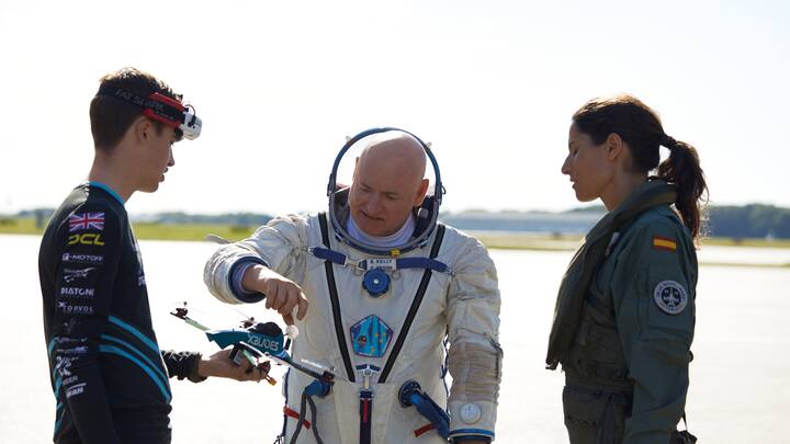 Luke Bannister, Drohnenpilot, Scott Kelly, Astronaut, und Rocío González Torres, Kampfjetpilotin (v.l.)