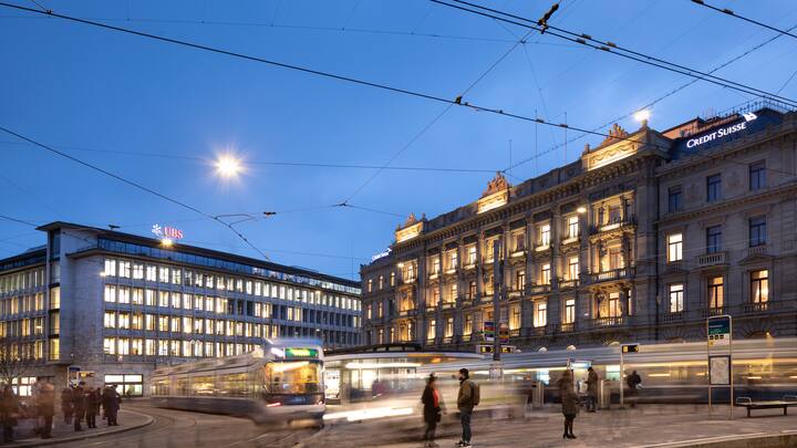 Paradeplatz square with the tram stop "Paradeplatz and the headquarters of the two Swiss banks UBS, left, and Credit Suisse, right, in Zurich, Switzerland, on February 4, 2019. (KEYSTONE/Gaetan Bally)Der Paradeplatz mit Tramstation "Paradeplatz und dem Hauptsitz der Schweizer Grossbanken UBS, links, und Credit Suisse, rechts, am 4. Februar 2019 in Zuerich. (KEYSTONE/Gaetan Bally)
