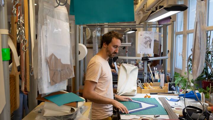 Chez HermÃ¨s dans les ateliers du centre de Paris, au cinquiÃ¨me Ã©tage, atelier des "commandes spÃ©ciales".