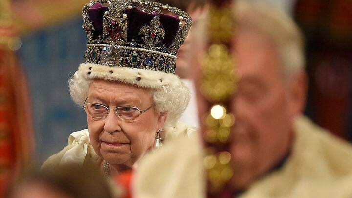 Queen Elizabeth mit der britischen Krone