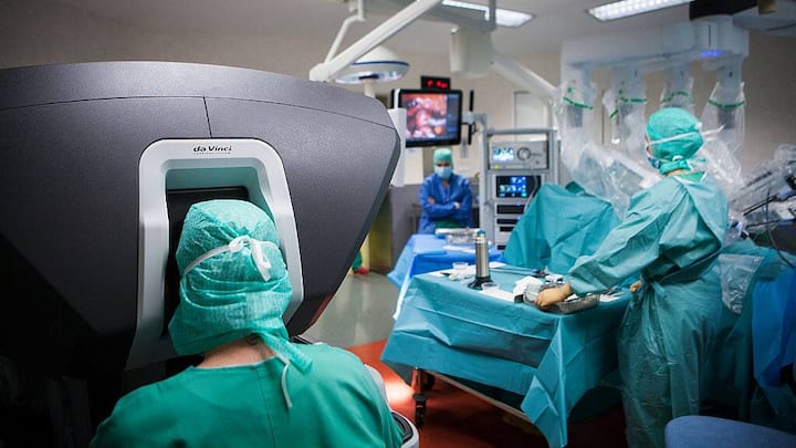 Reportage in an operating theatre during a hysterectomy using the da Vinci robotÂ¬. The surgeon steers the robot from the console. (Photo by: BSIP/UIG via Getty Images)