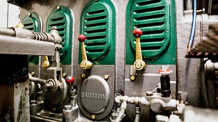 Oldtimermotor Baudouin DK4 mit zeitgemaessen Abgasvorrichtungen