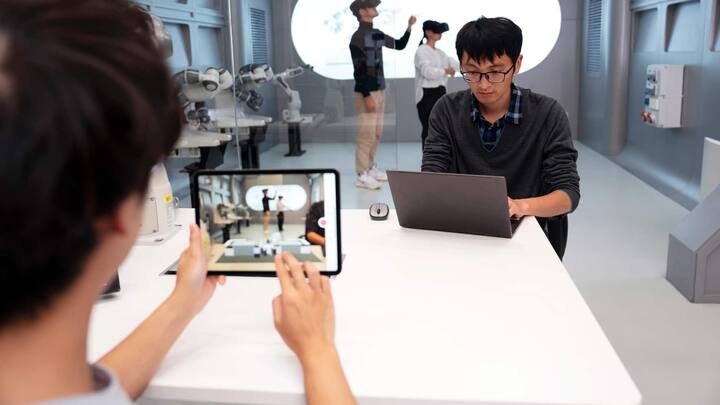 Zwei Arbeiter in der chinesischen Roboterfabrik von ABB