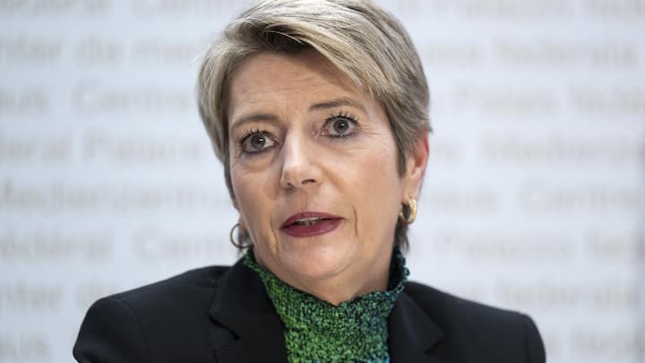 Bundesraetin Karin Keller Sutter spricht an einer Medienkonferenz ueber die Departementsverteilung im Bundesrat, am Donnerstag, 8. Dezember 2022, in Bern. Bundesraetin Karin Keller Sutter uebernimmt das EFD, Bundesrat Albert Roesti das UVEK und Bundesraetin Elisabeth Baume Schneider das EJPD. (KEYSTONE/Peter Schneider)