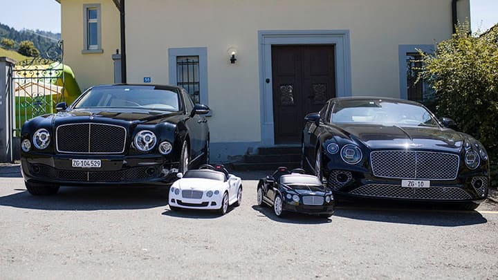 Niklas Nikolajsen Bentleys vor dem Haus - BILANZ: weitere Verwendung nur mit Genehmigung von Niklas Nikolajsen. Usage with permission only.