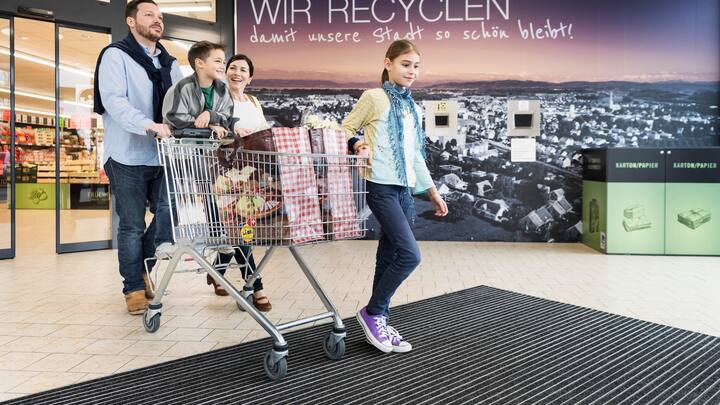 In der Lidl Filiale in Amriswil, gestellte Szene, aufgenommen am 15. Februar 2016. (Lidl/Christian Beutler)