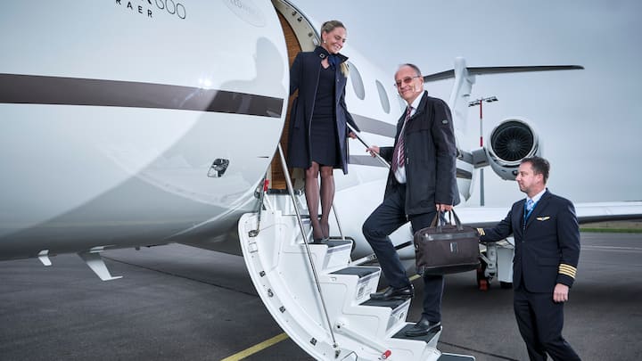 Damien Piller avec le nouvel avion de sa compagnie de jets privÃ©s Speedwings