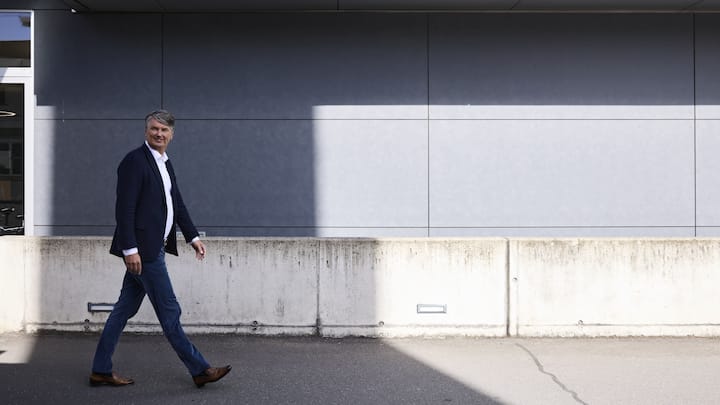 Kristian Teär vor einer Lagerhalle fotografiert.