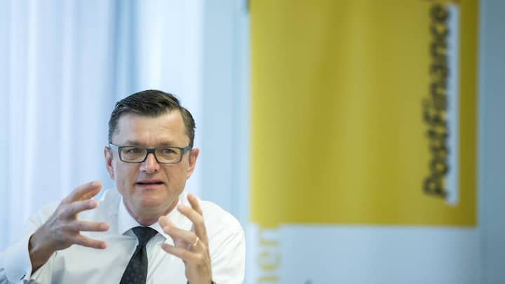 Hansruedi Koeng, CEO Postfinance, spricht waehrend einer Medienkonferenz, am Donnerstag, 7. Juni 2018 in Bern ueber die geplanten Entlassungen bei der Postfinance. (KEYSTONE/Peter Klaunzer)