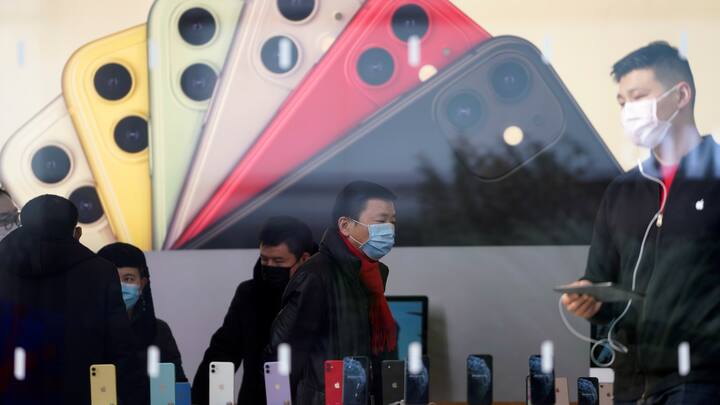 People wearing protective masks are seen in an Apple Store, as China is hit by an outbreak of the new coronavirus, in Shanghai, China, January 29, 2020. Picture taken January 29, 2020. REUTERS/Aly Song - RC2MRE9EFO36