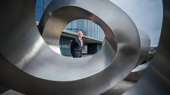 Michael Pieper - Inhaber Artemis Group, im Franke im FRANKE Headquarters.Neben Kunstwerk "Rugel" von Josef StaubAarburg (AG)