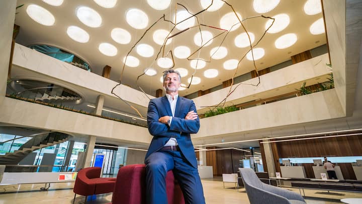 Der Neue ZKB CEO, Urs Baumann, in action im ZKB Hauptquartier