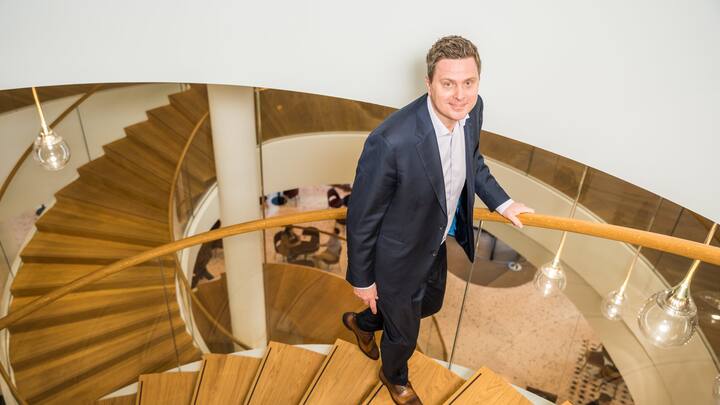 Thomas Schinecker auf einer Treppe