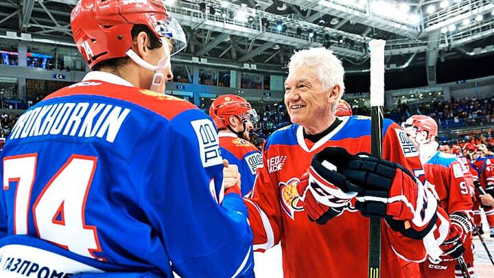 5614725 22.08.2018 Team Blue's Nikolai Prokhorkin, left, and Team Red player and Volga Group owner Gennady Timchenko after a hockey match held as part of the From a Pure Heart charity event at the Sirius Center's Shayba Arena in Sochi. Artur Lebedev / Sputnik (KEYSTONE/SPUTNIK/Artur Lebedev)