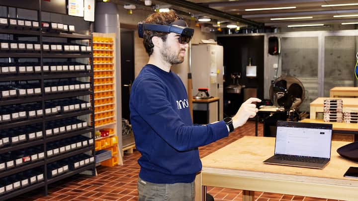 Kordian Caplazi entwickelte mit seinen Kommilitonen Augmented-Reality-Software für Maschinen.