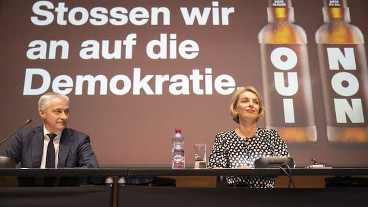 Ursula Nold, Praesidentin der Verwaltung MGB, und Fabrice Zumbrunnen, Praesident der Generaldirektion MGB, sprechen an einem Point de presse der Migros zum Entscheid des Alkohol-Verkaufs.