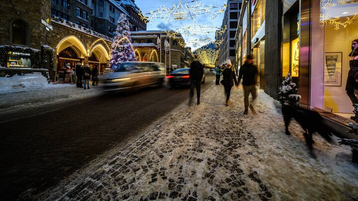 Shopping in Via Serlas in St.Moritz.St.Moritz im Corona Winter-Saison Start Monat Dezember 2020copyright: fotoswiss.com/giancarlo cattaneo