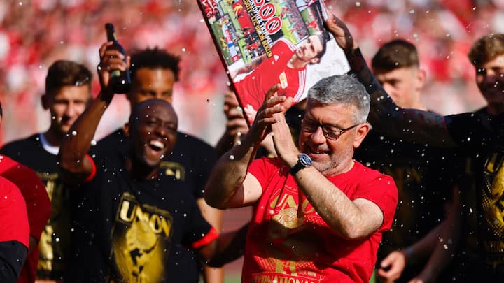 Urs Fischer und sein Team feiern Ende Mai nach dem Sieg von Union Berlin gegen Werder Bremen den Einzug in die Champions League.