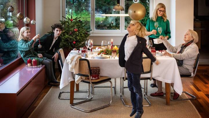 Familie um den Weihnachtstisch.