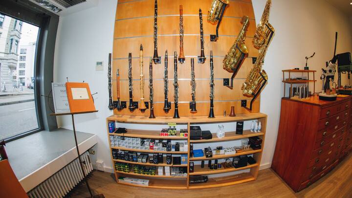 Diverste Klarinetten an einer Wand