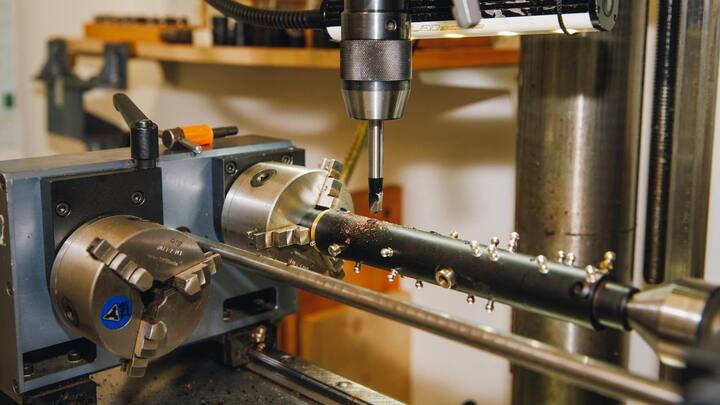 Ein Klarinettenstück wird gebohrt.